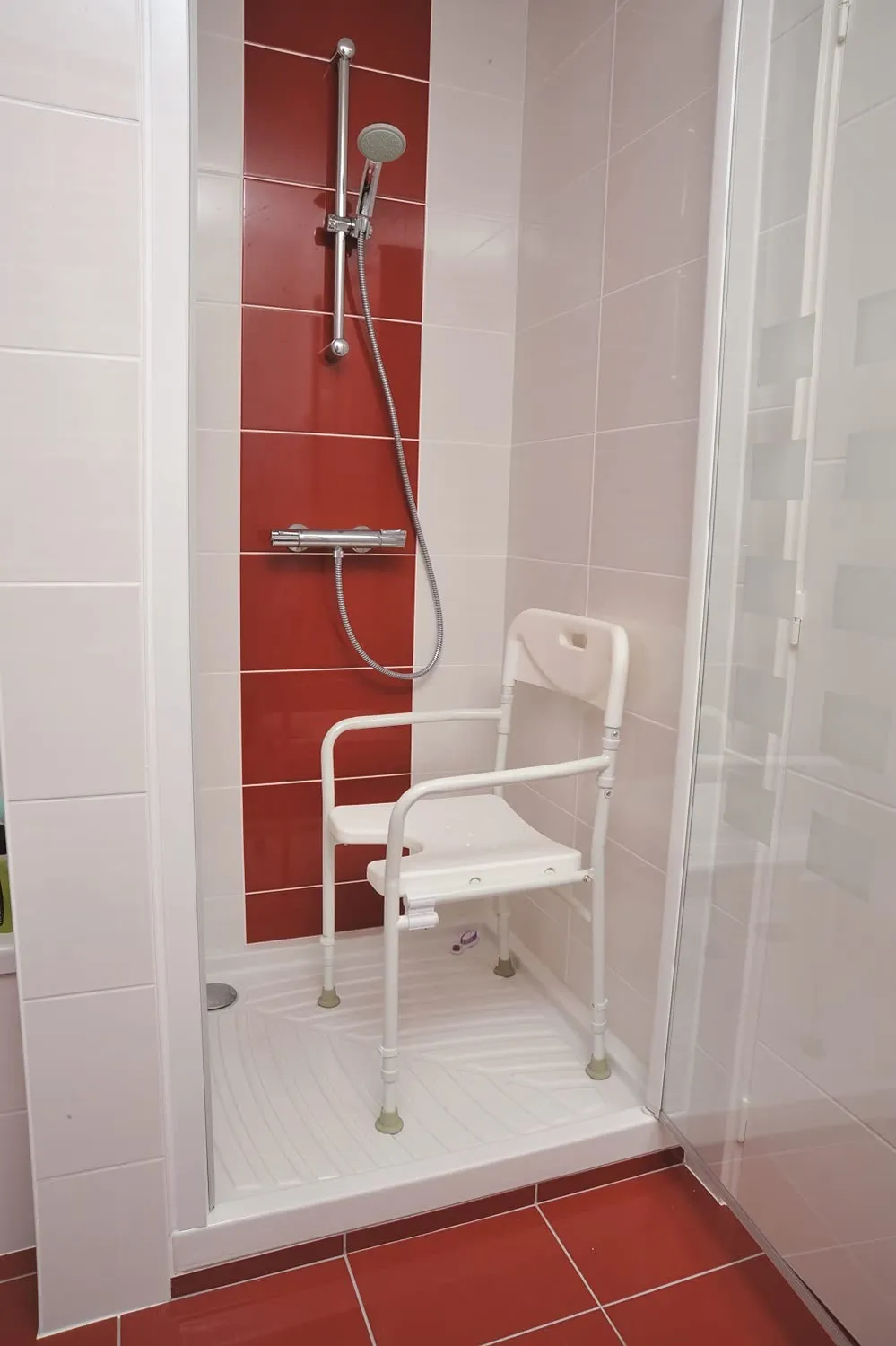Identités Tobago chaise de douche pliable 110 kg anatomique