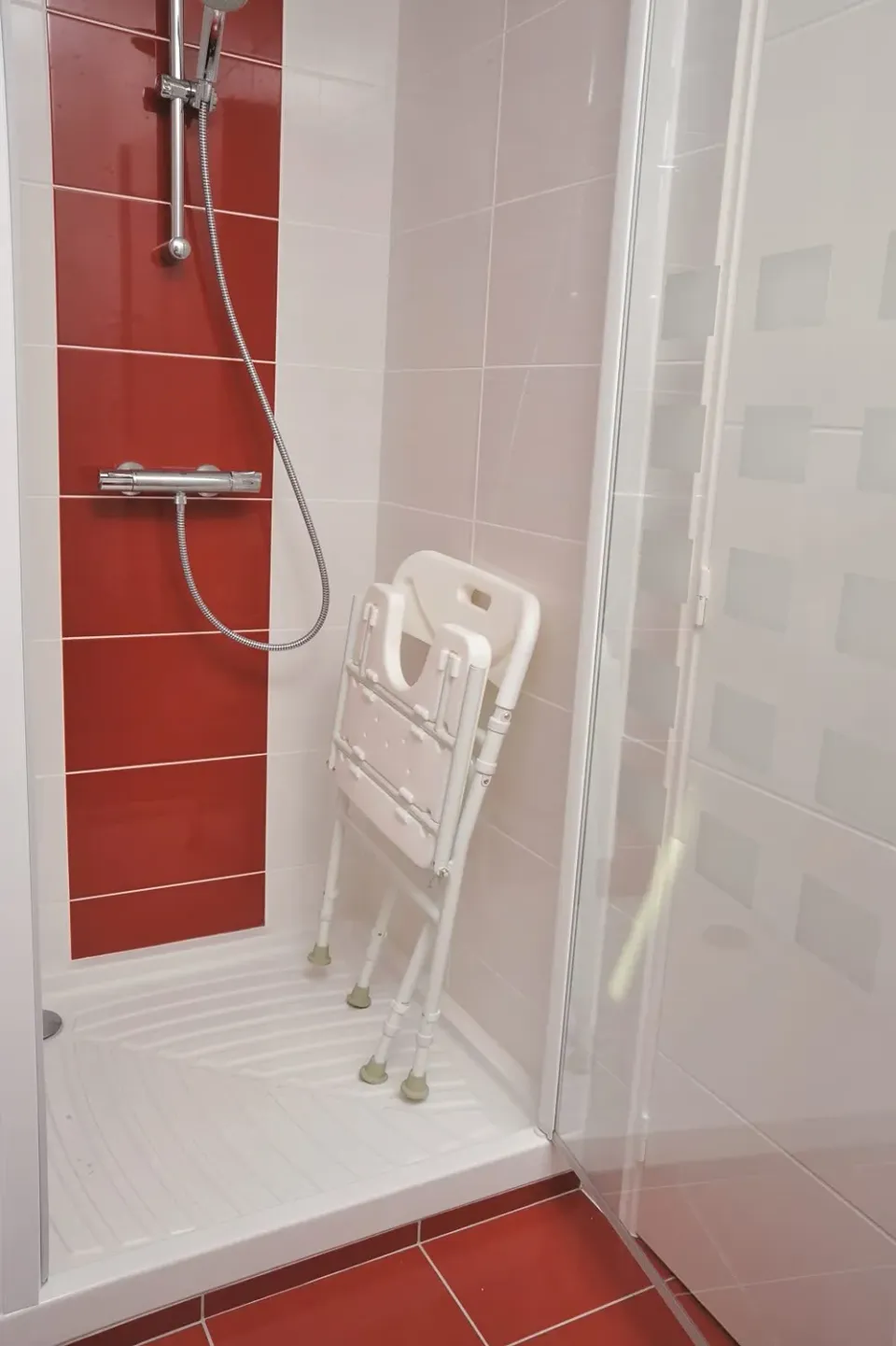 Identités Tobago chaise de douche pliable 110 kg anatomique
