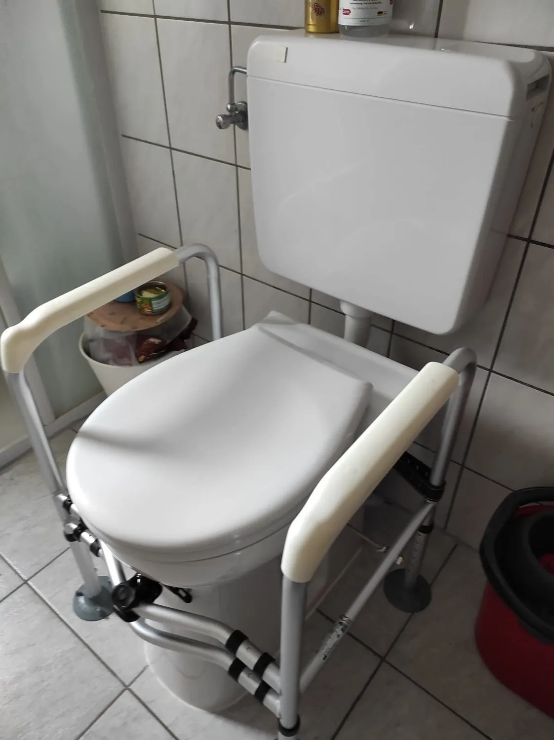 Identités Bermudes accoudoirs WC alu 125 kg