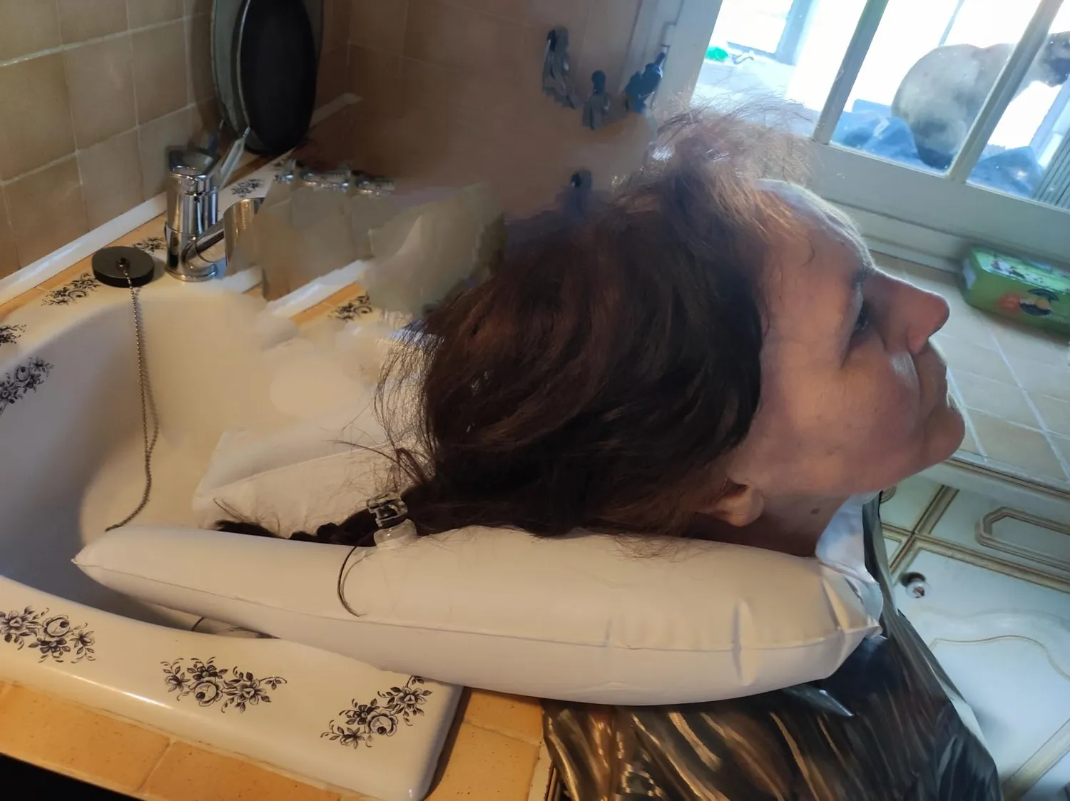 Nioto bac shampoing gonflable avec cape adulte