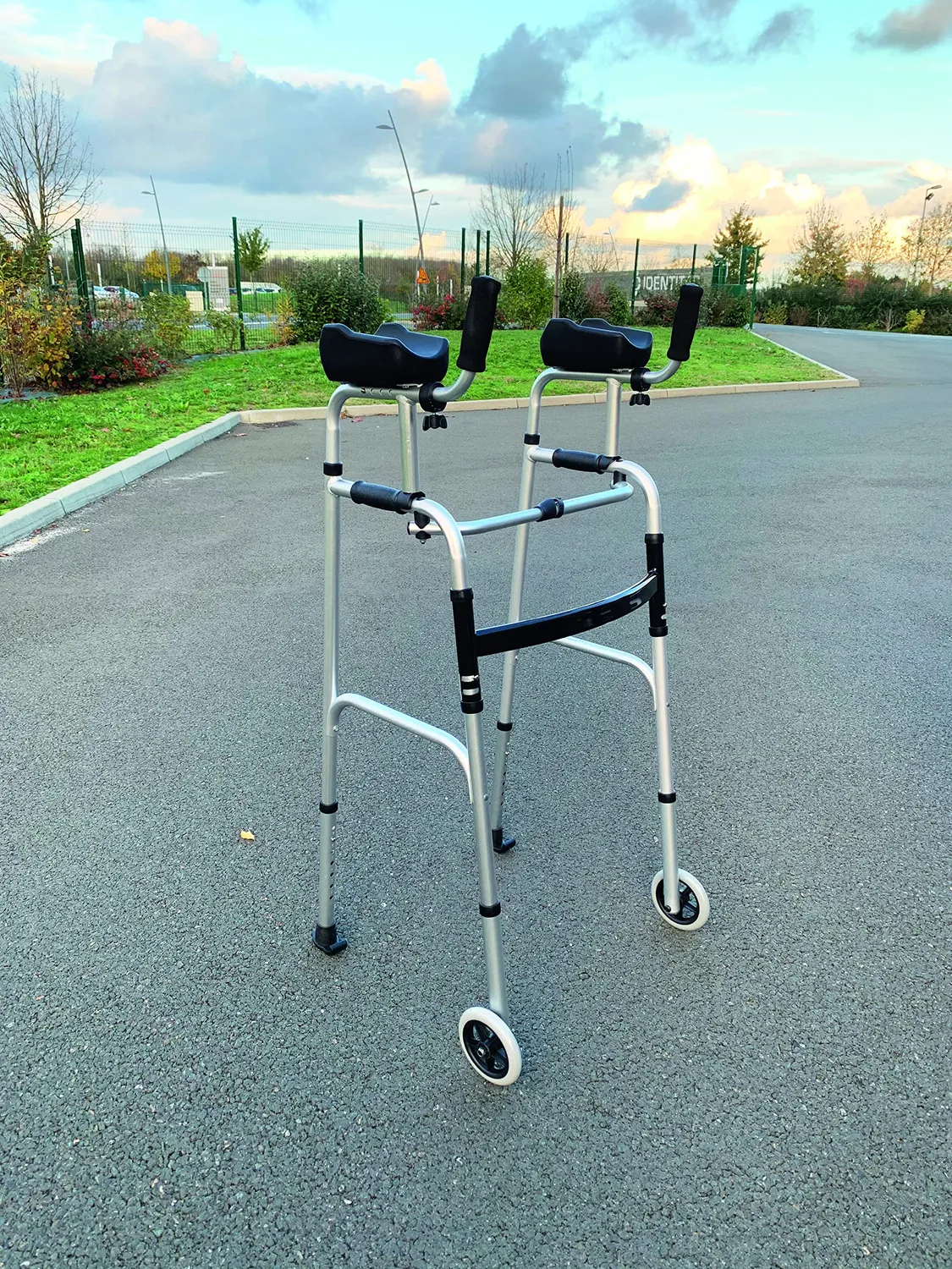 Identités Déambulateur Appuis Brachiaux 2 Roues Alu 125 kg